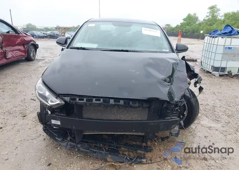 2018 Hyundai Elantra Value Edition z USA, uszkodzony, nr VIN 5NPD84LF2JH379377